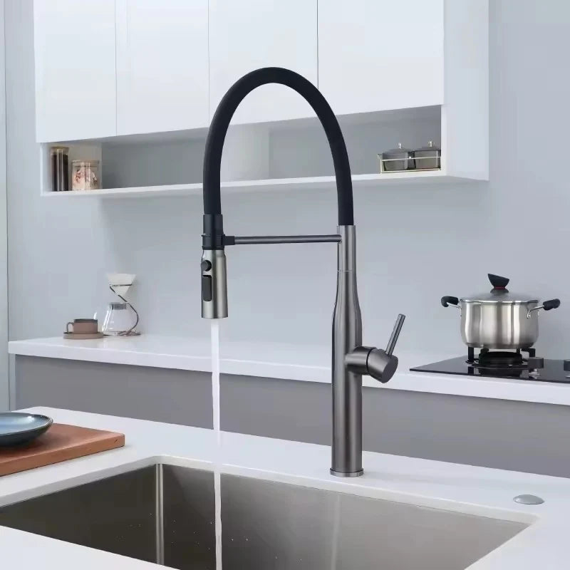 Schwarze Küchenarmatur mit flexiblem Gelenkauslauf in Metallgrau