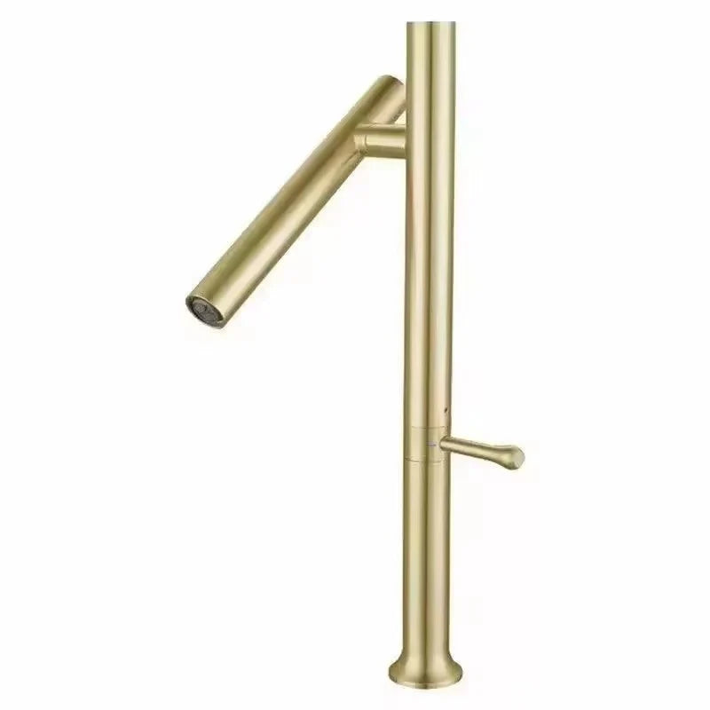 Moderne Küchenarmatur aus Edelstahl in Gold