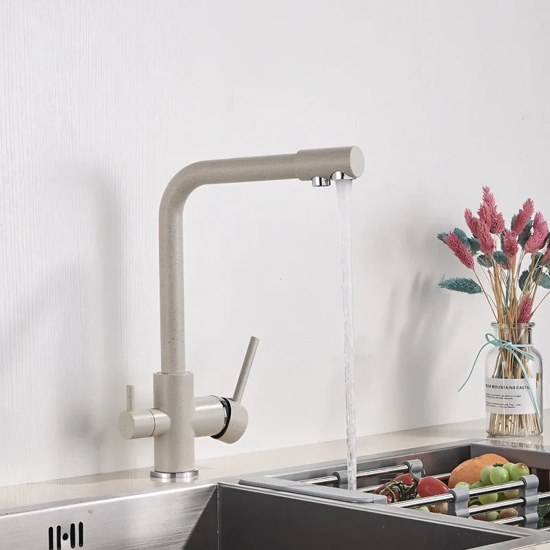 Küchenarmatur aus gebürstetem Edelstahl in Beige